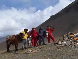 4位喇嘛於嚴寒氣候中趕赴紅山